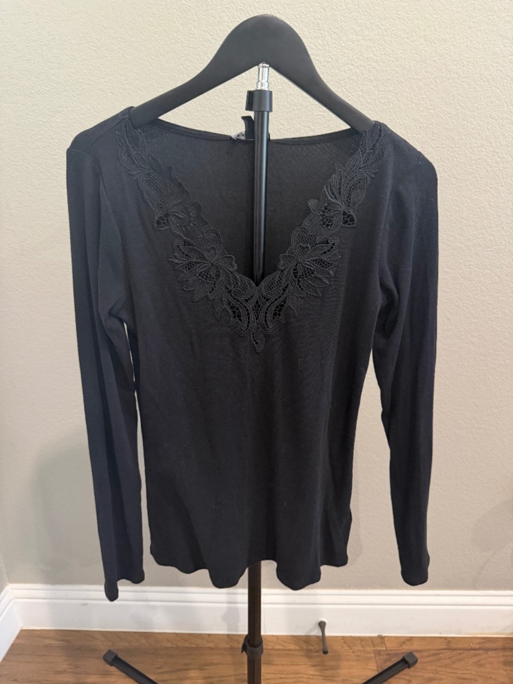 Express V neck lace detail ribbed black shirt size medium
